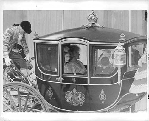 תצלום וינטג 'של הנסיכה מרגרט במרכבה.