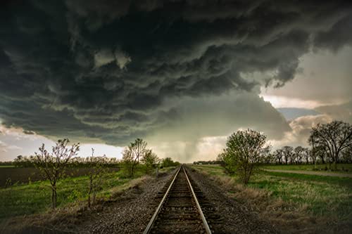 צילום רכבת הדפס תמונה של פסי רכבת המובילים לענני סערה כהים בקנזס סופת רעמים אמנות קיר עיצוב מזג אוויר 4 על 6 עד 40 על 60