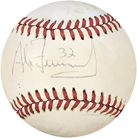 אלכס פרננדס חיצה את הבייסבול הרשמי של הליגה האמריקאית - בייסבול חתימה
